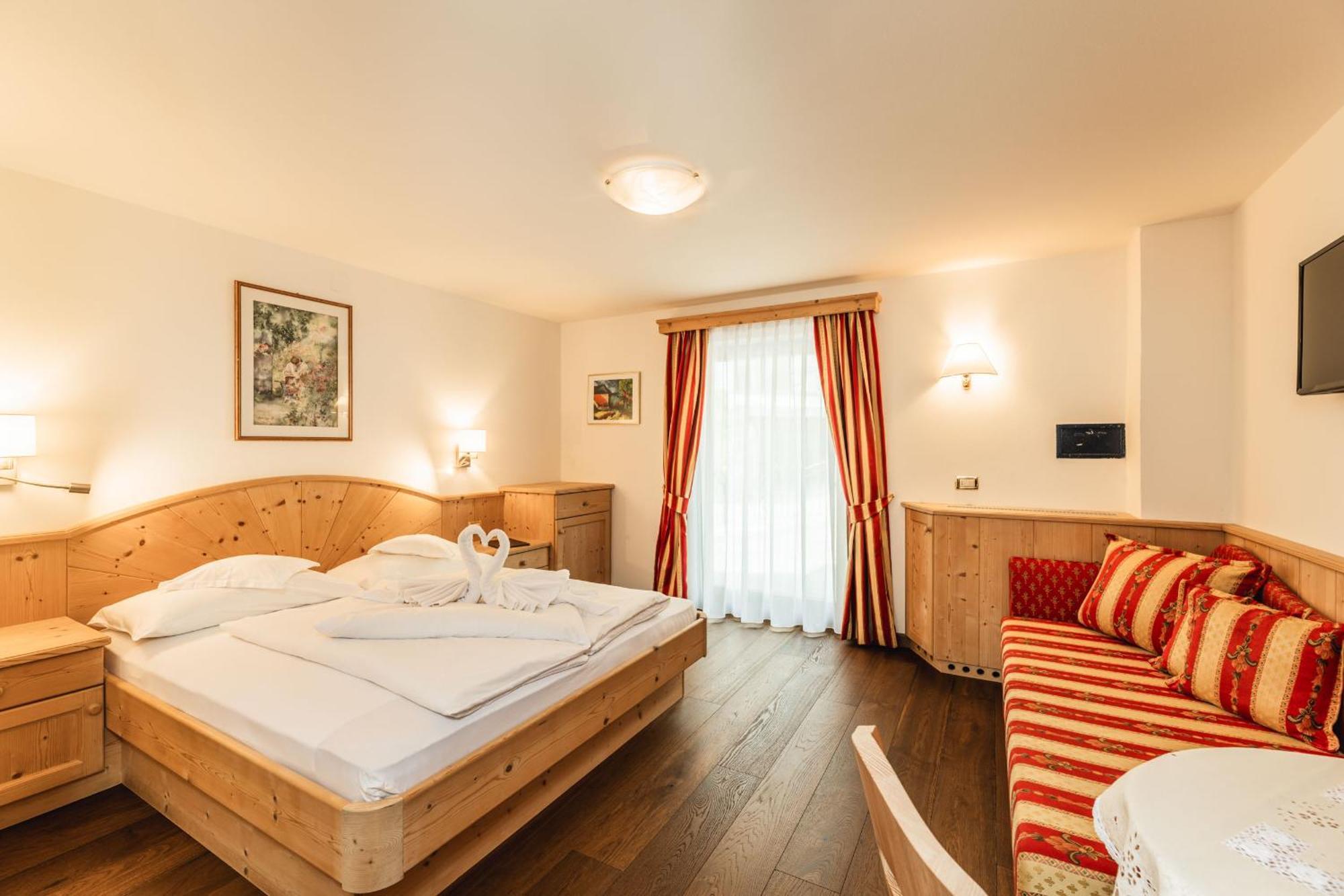 Hotel Daniel Apartments Sëlva Buitenkant foto